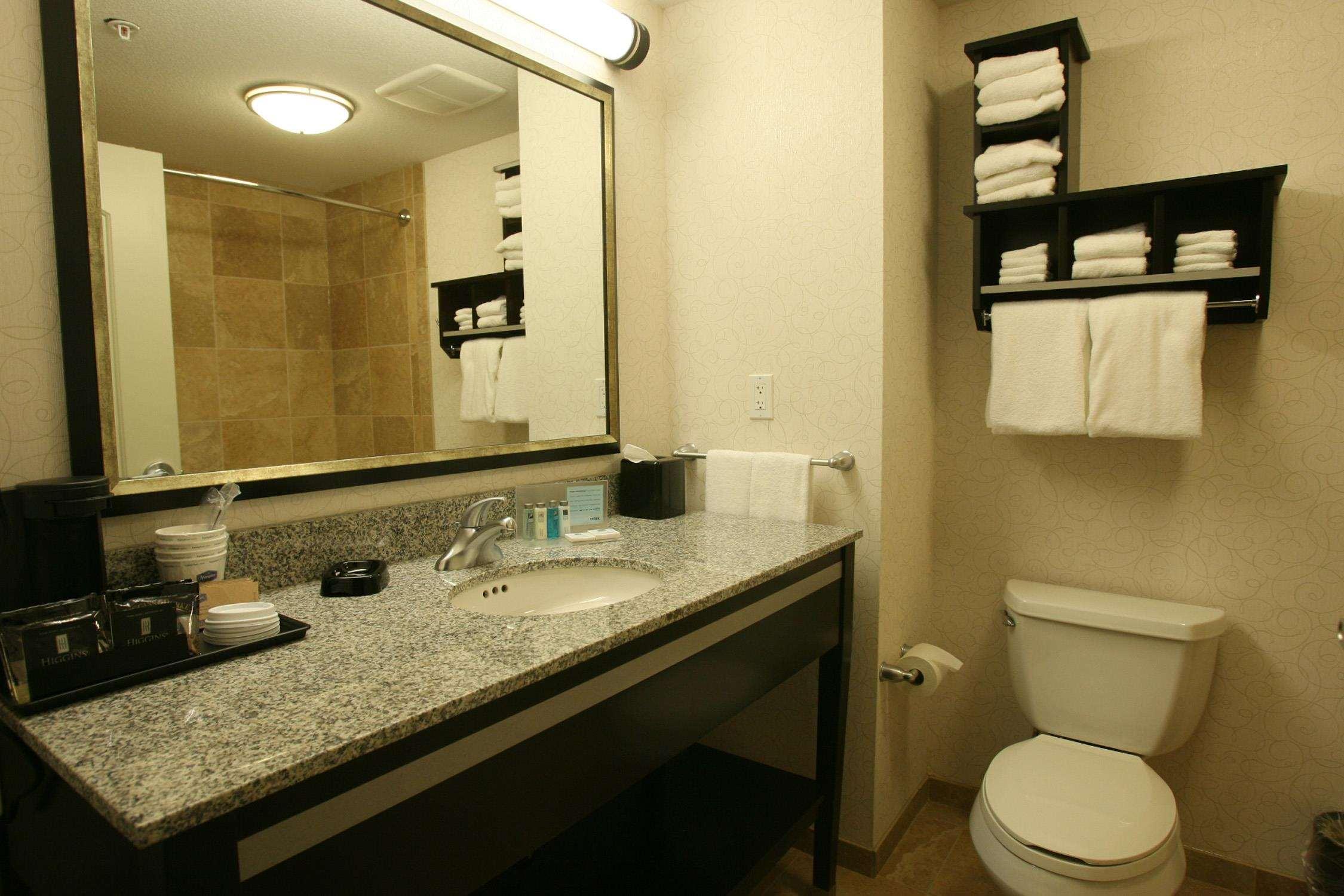 Hampton Inn & Suites Red Deer Penhold Номер фото