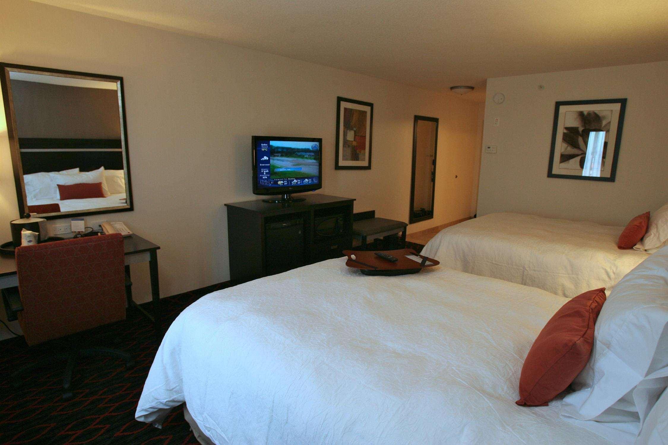 Hampton Inn & Suites Red Deer Penhold Номер фото