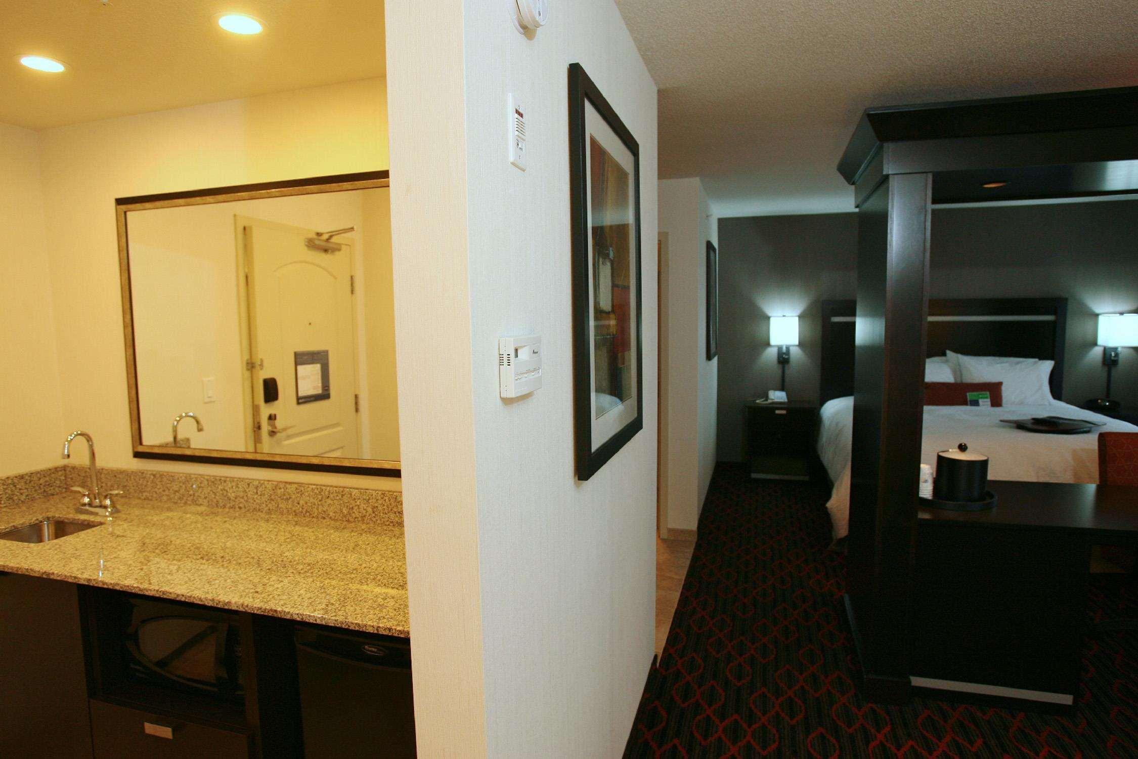 Hampton Inn & Suites Red Deer Penhold Номер фото