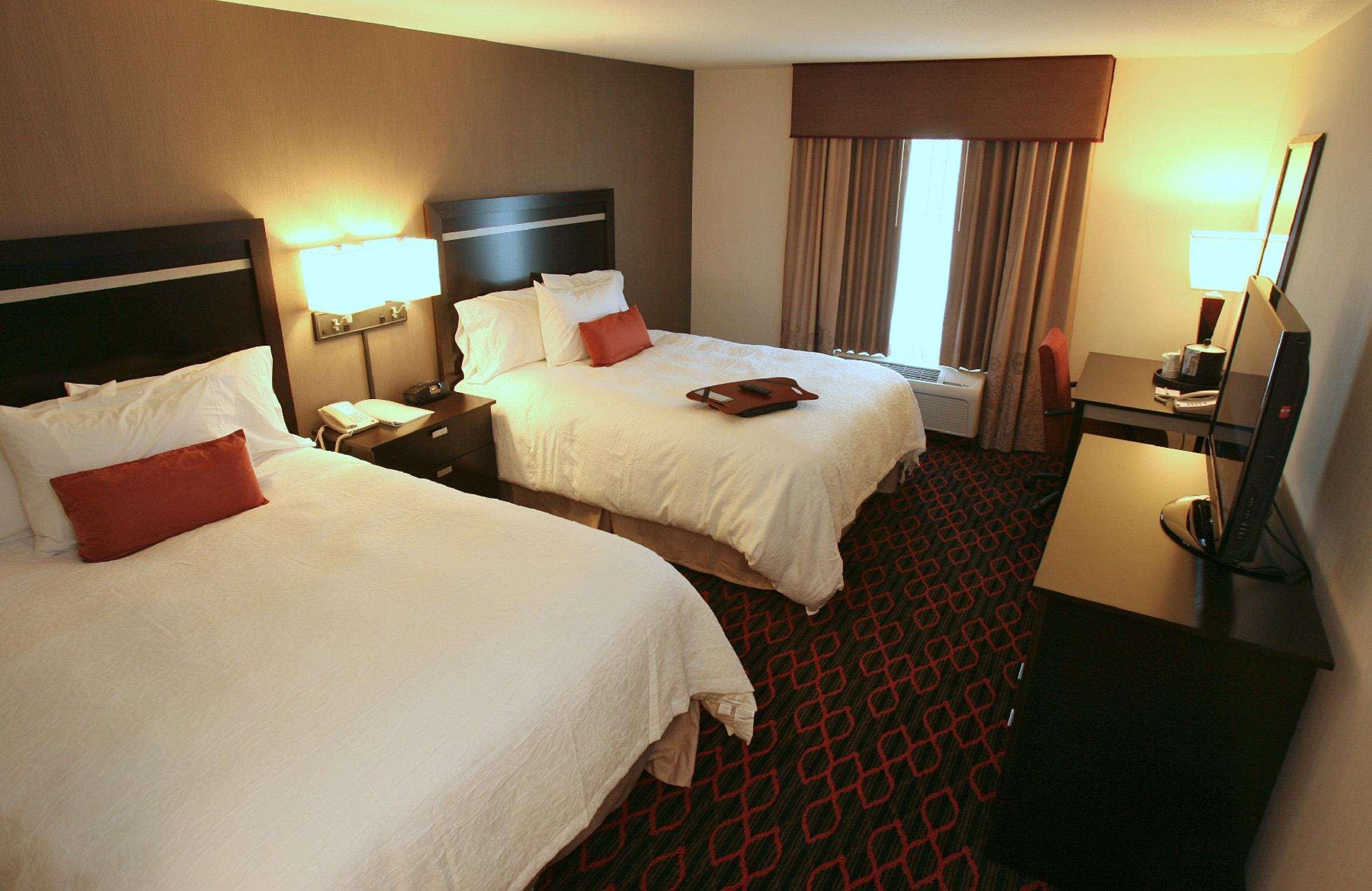 Hampton Inn & Suites Red Deer Penhold Номер фото