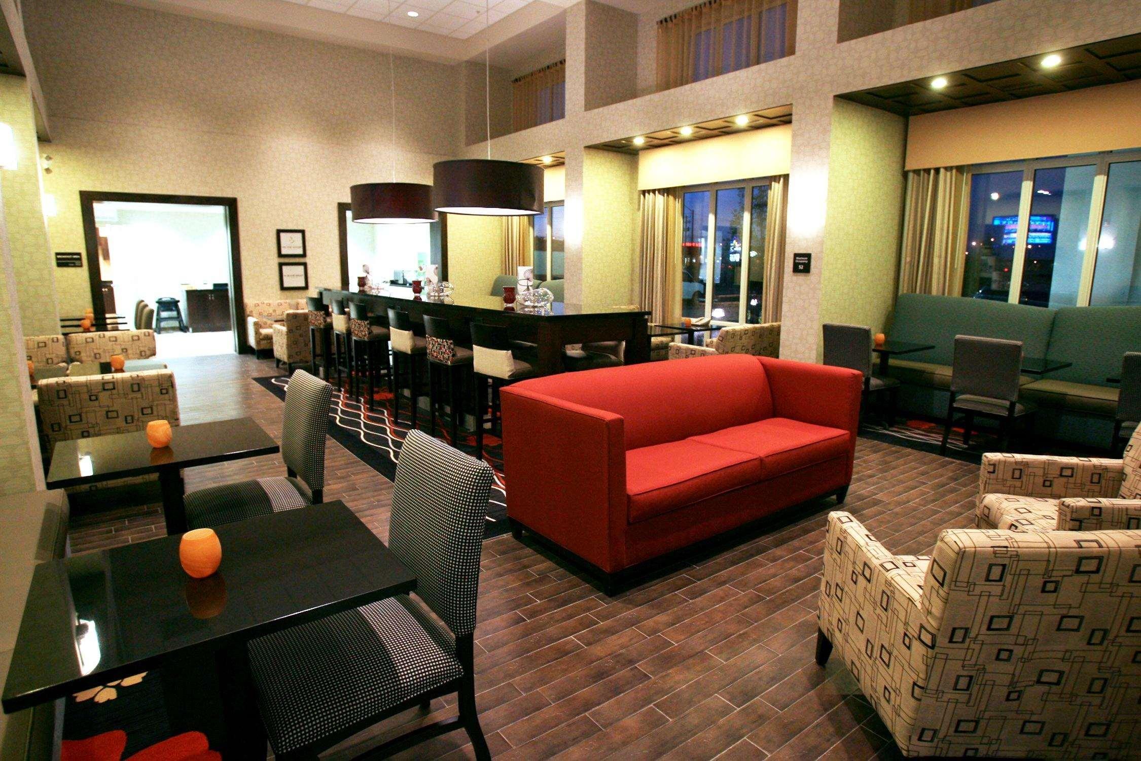 Hampton Inn & Suites Red Deer Penhold Ресторан фото