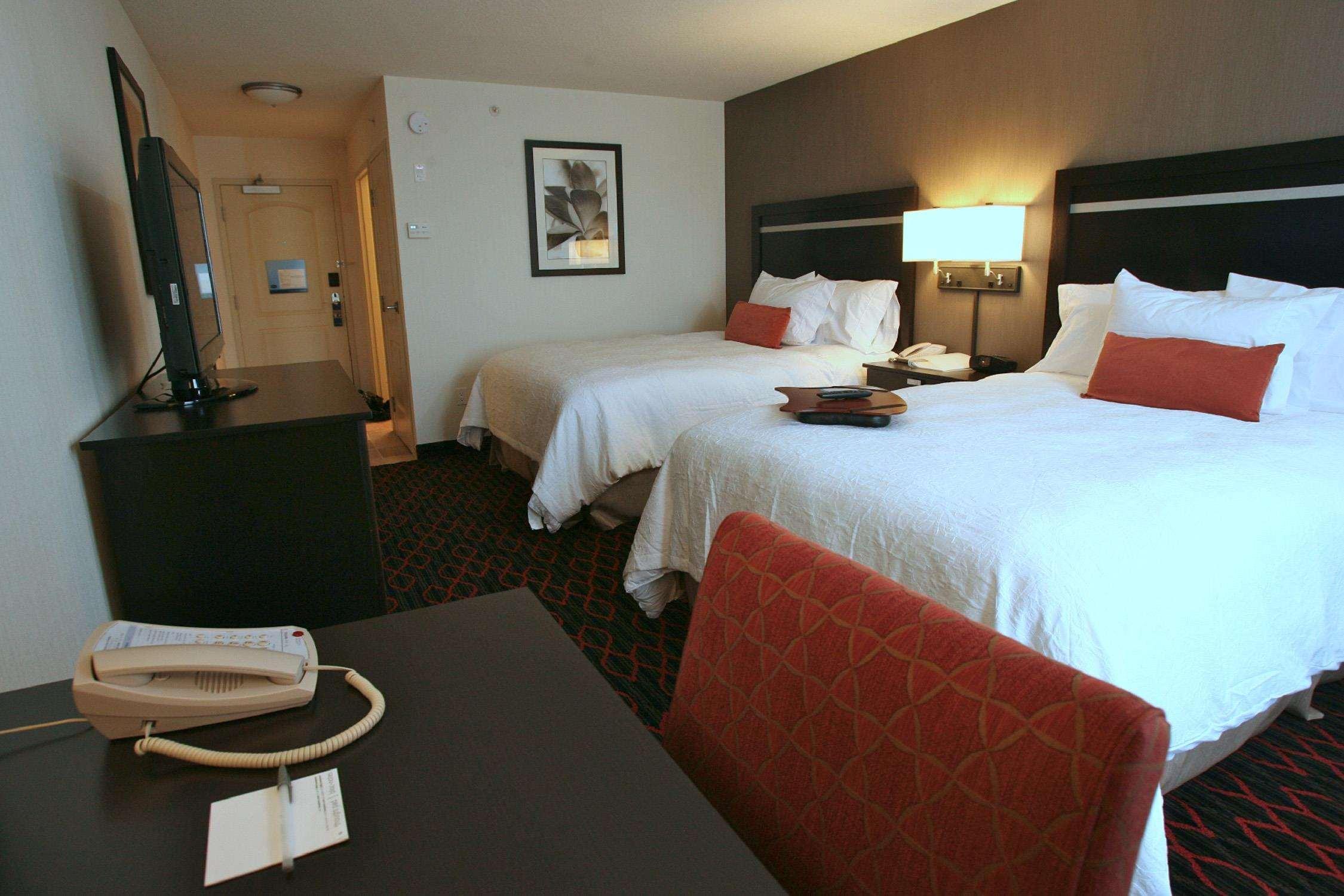 Hampton Inn & Suites Red Deer Penhold Номер фото