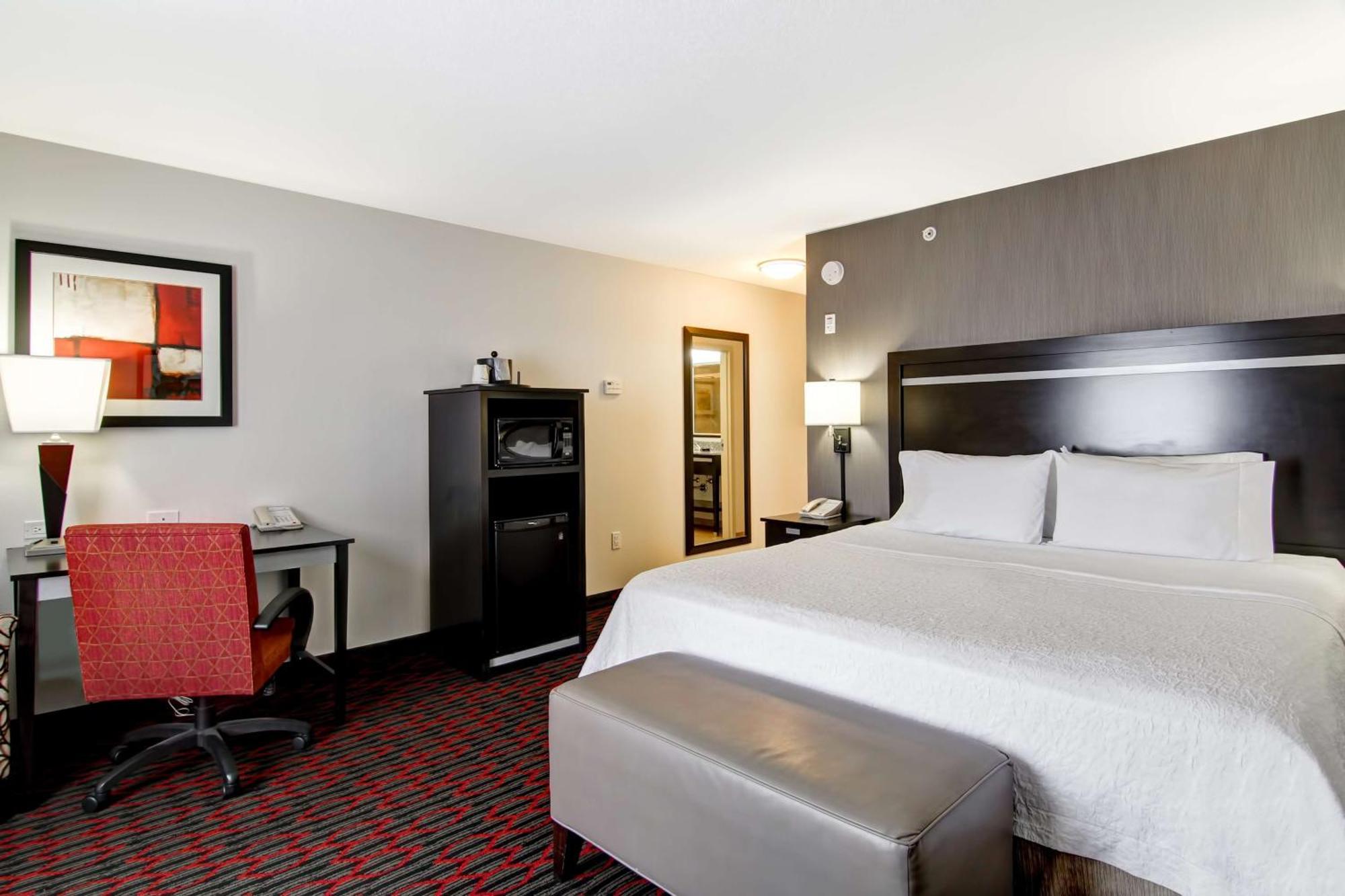 Hampton Inn & Suites Red Deer Penhold Екстер'єр фото