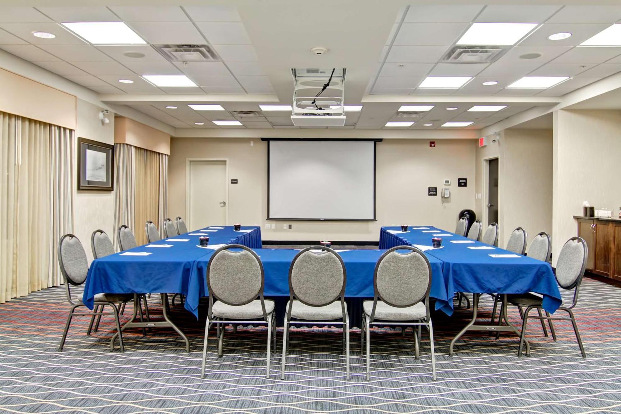 Hampton Inn & Suites Red Deer Penhold Екстер'єр фото