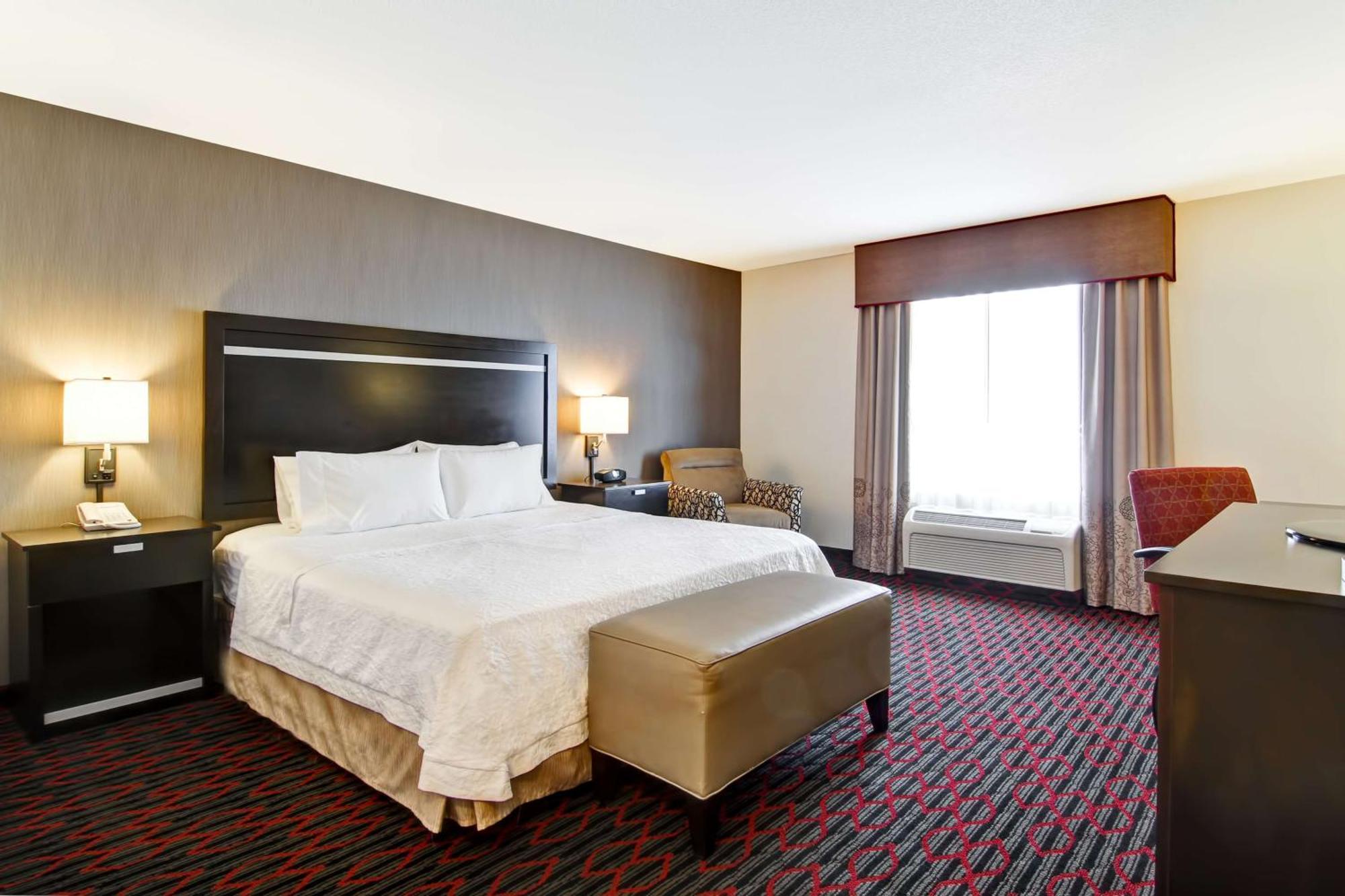Hampton Inn & Suites Red Deer Penhold Екстер'єр фото