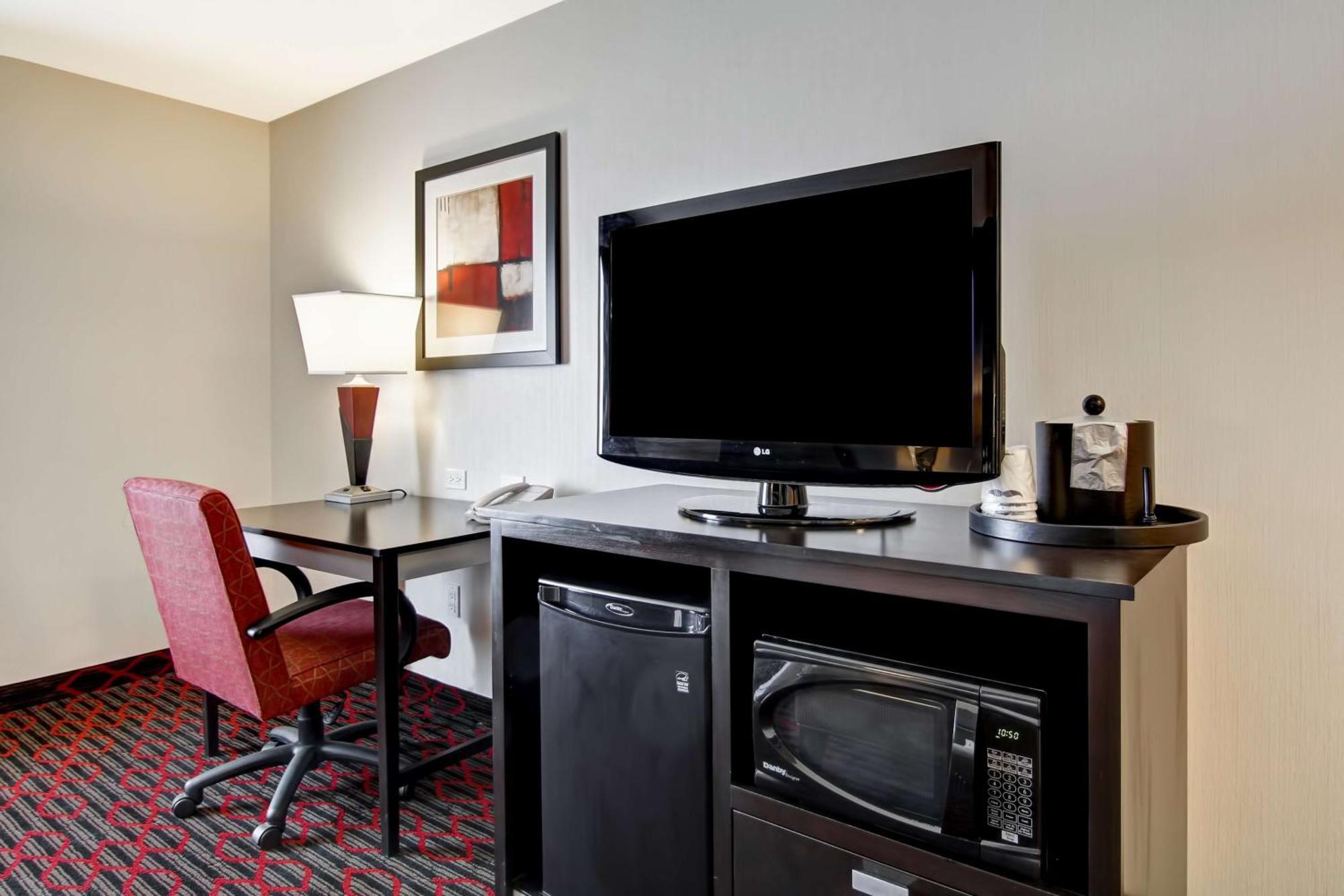 Hampton Inn & Suites Red Deer Penhold Екстер'єр фото