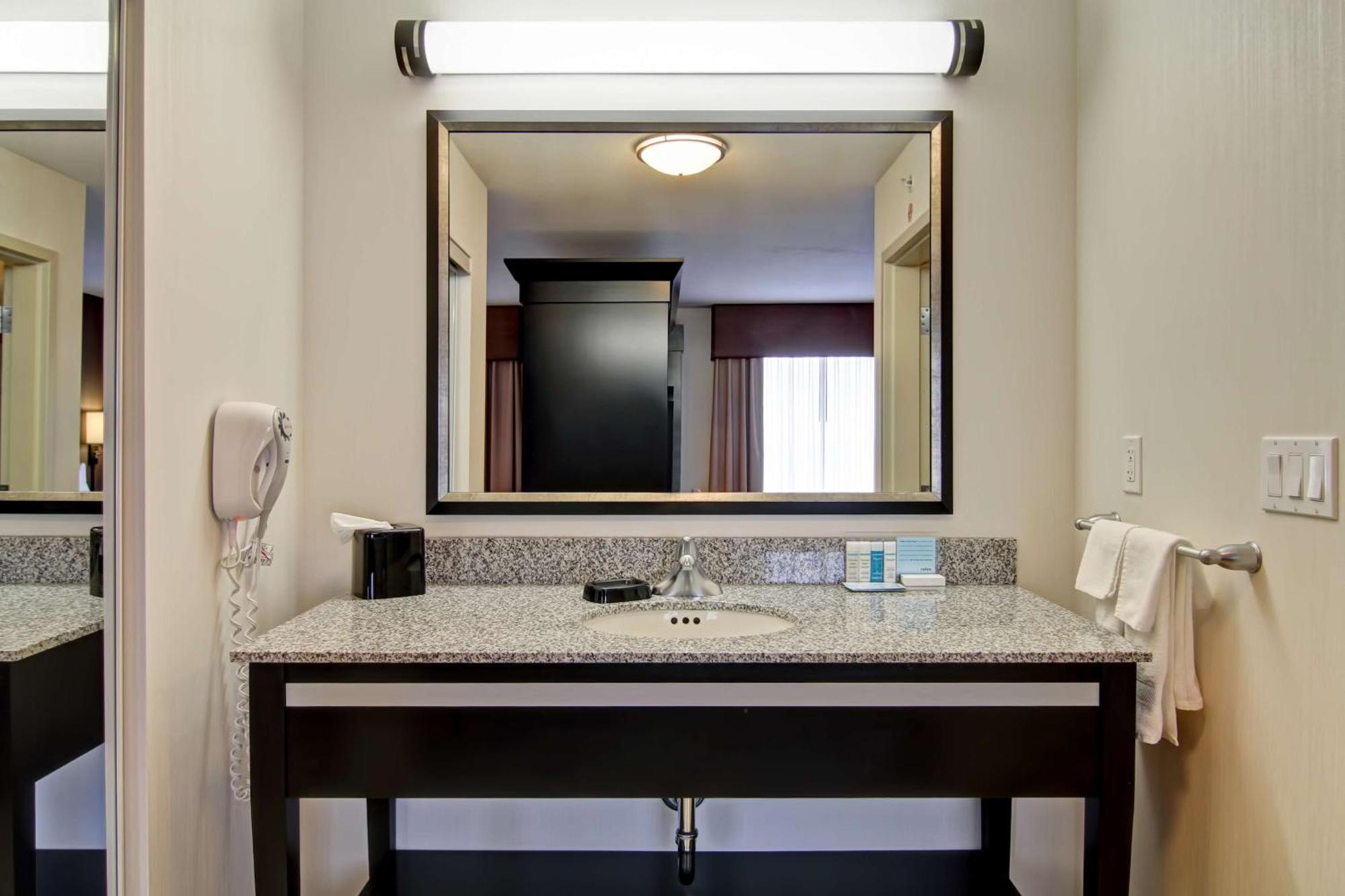 Hampton Inn & Suites Red Deer Penhold Екстер'єр фото