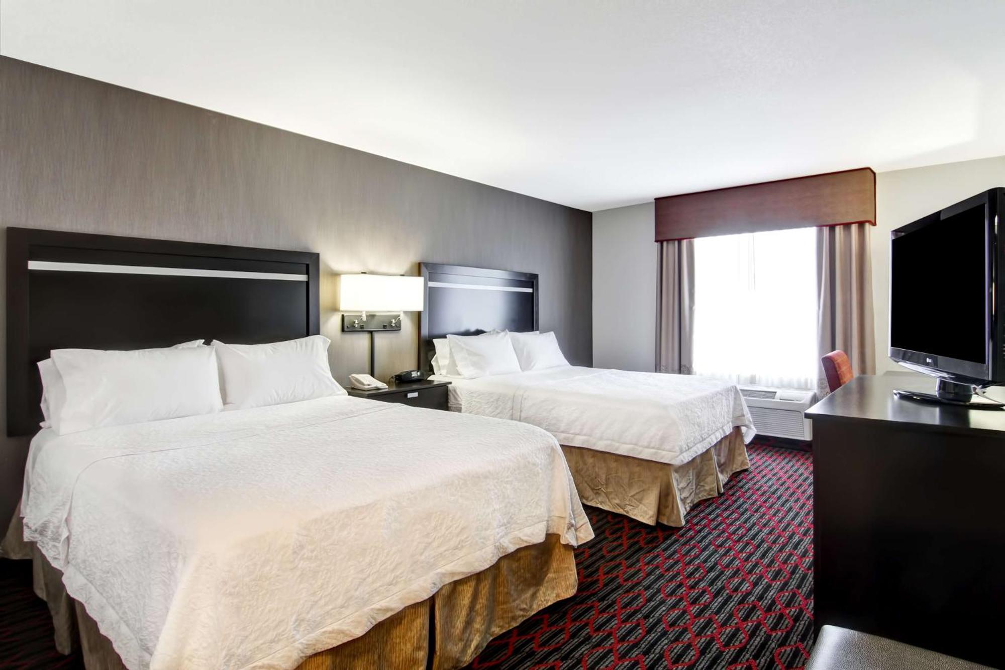 Hampton Inn & Suites Red Deer Penhold Екстер'єр фото