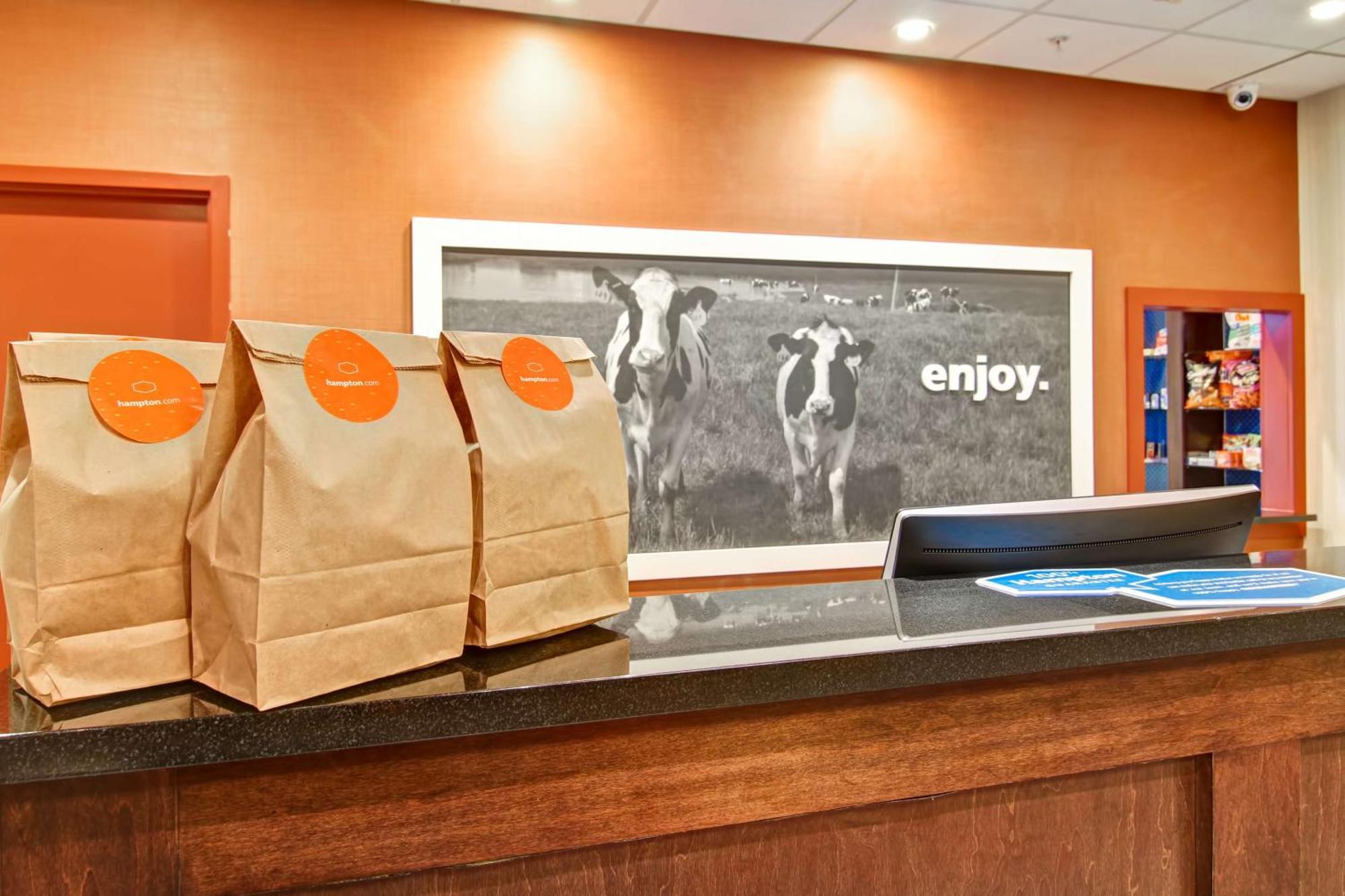 Hampton Inn & Suites Red Deer Penhold Екстер'єр фото