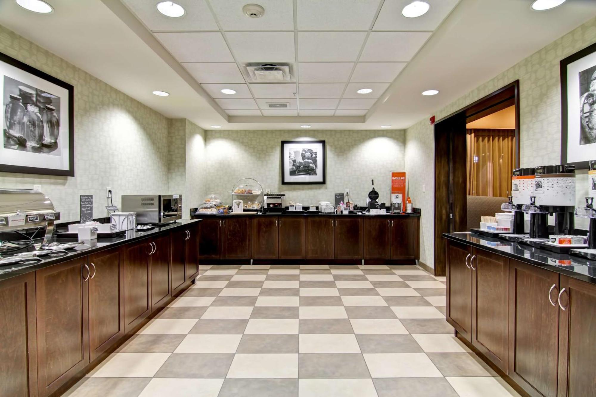 Hampton Inn & Suites Red Deer Penhold Екстер'єр фото