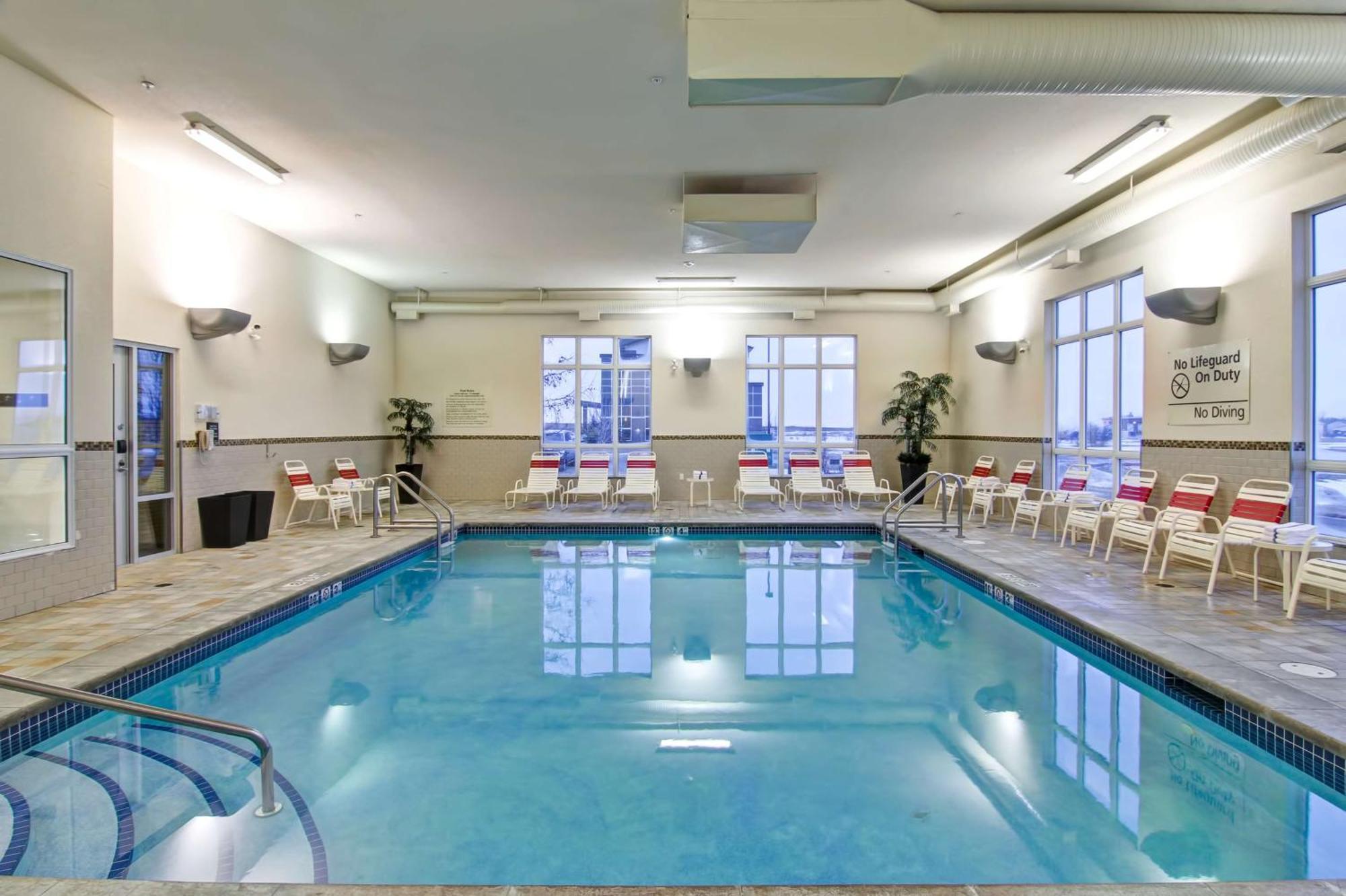 Hampton Inn & Suites Red Deer Penhold Екстер'єр фото