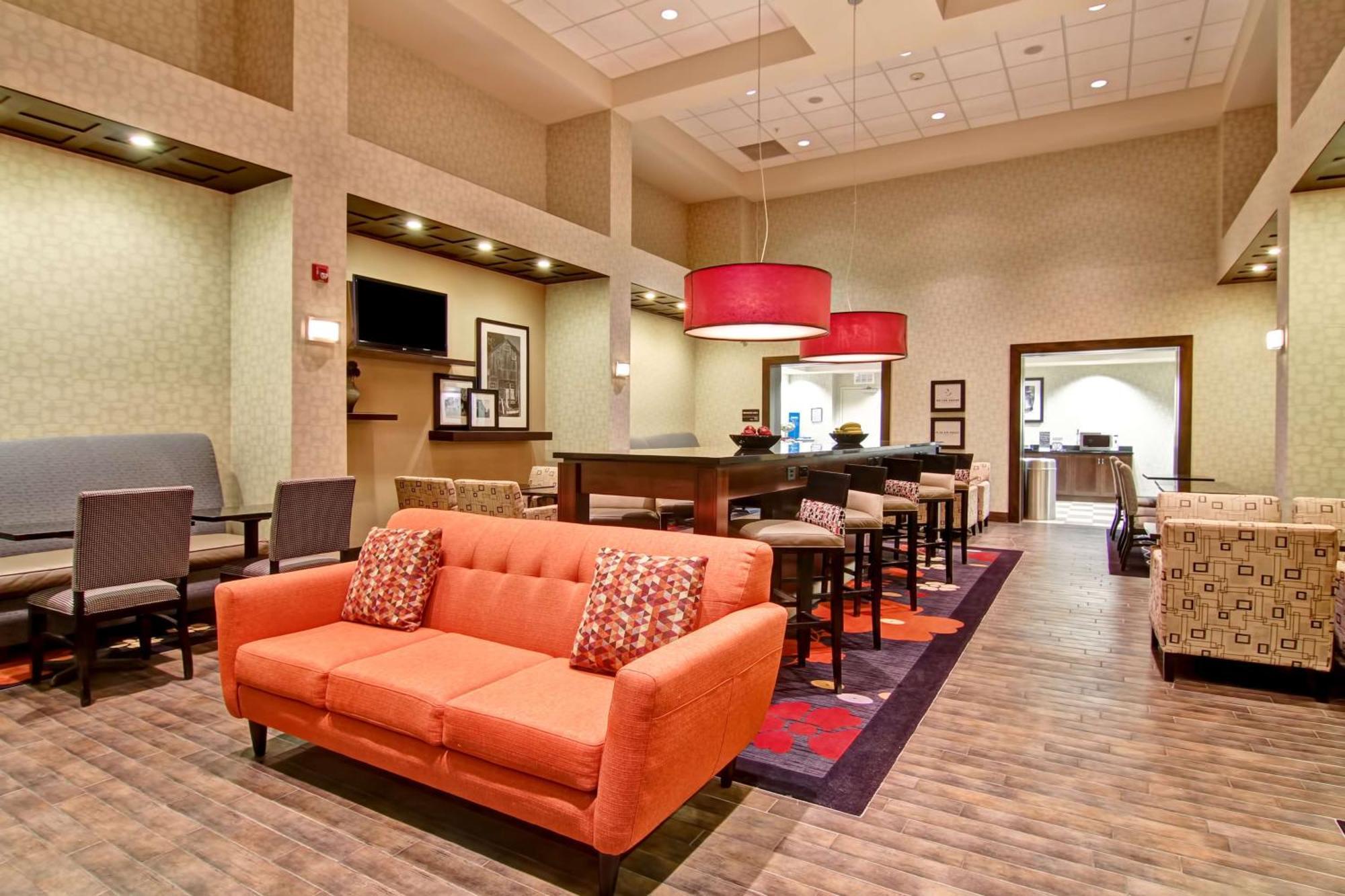 Hampton Inn & Suites Red Deer Penhold Екстер'єр фото
