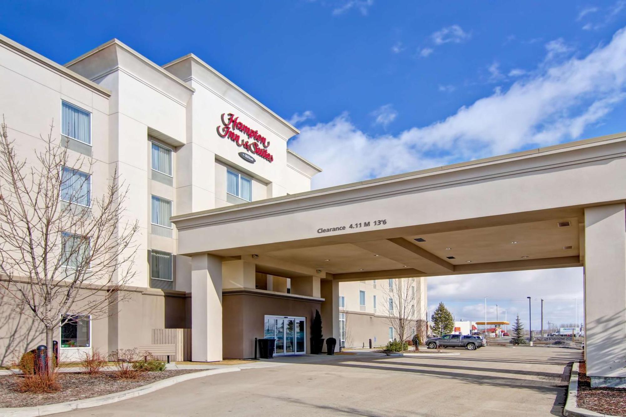 Hampton Inn & Suites Red Deer Penhold Екстер'єр фото