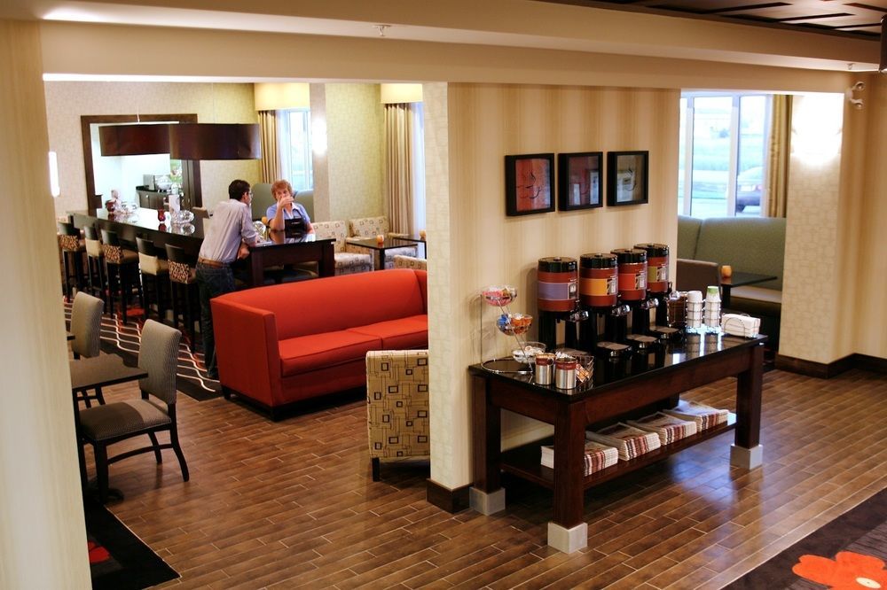 Hampton Inn & Suites Red Deer Penhold Екстер'єр фото