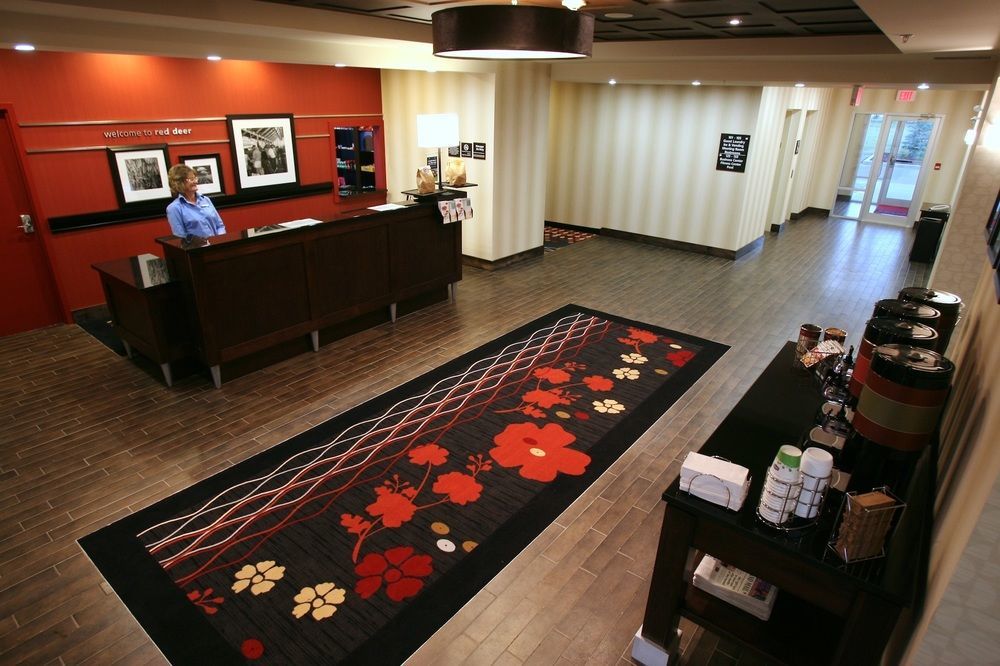 Hampton Inn & Suites Red Deer Penhold Екстер'єр фото