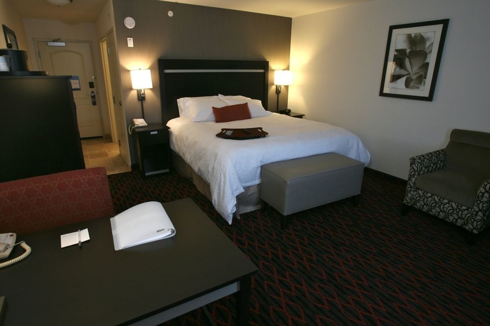 Hampton Inn & Suites Red Deer Penhold Екстер'єр фото