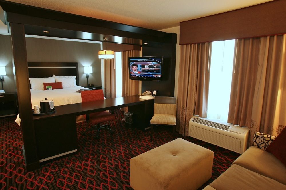 Hampton Inn & Suites Red Deer Penhold Екстер'єр фото